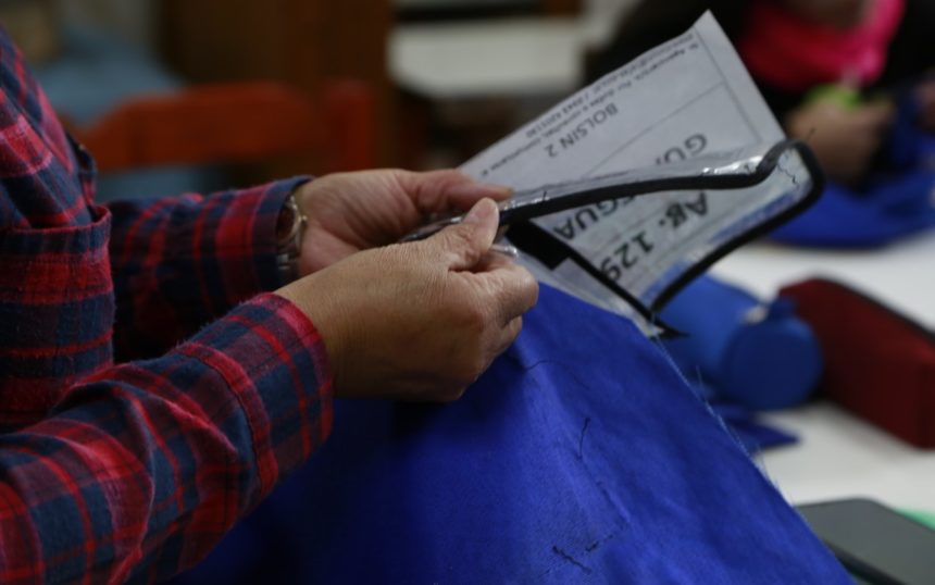 IAFAS recicla: Entrega de las primeras 90 cartucheras realizadas con bolsines